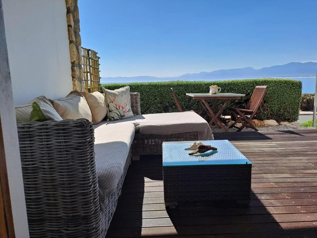Kleinzee Oceanfront Guesthouse Гансбай Экстерьер фото